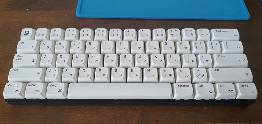 A photo showing a completed Pok3r with white Japanese keycaps.